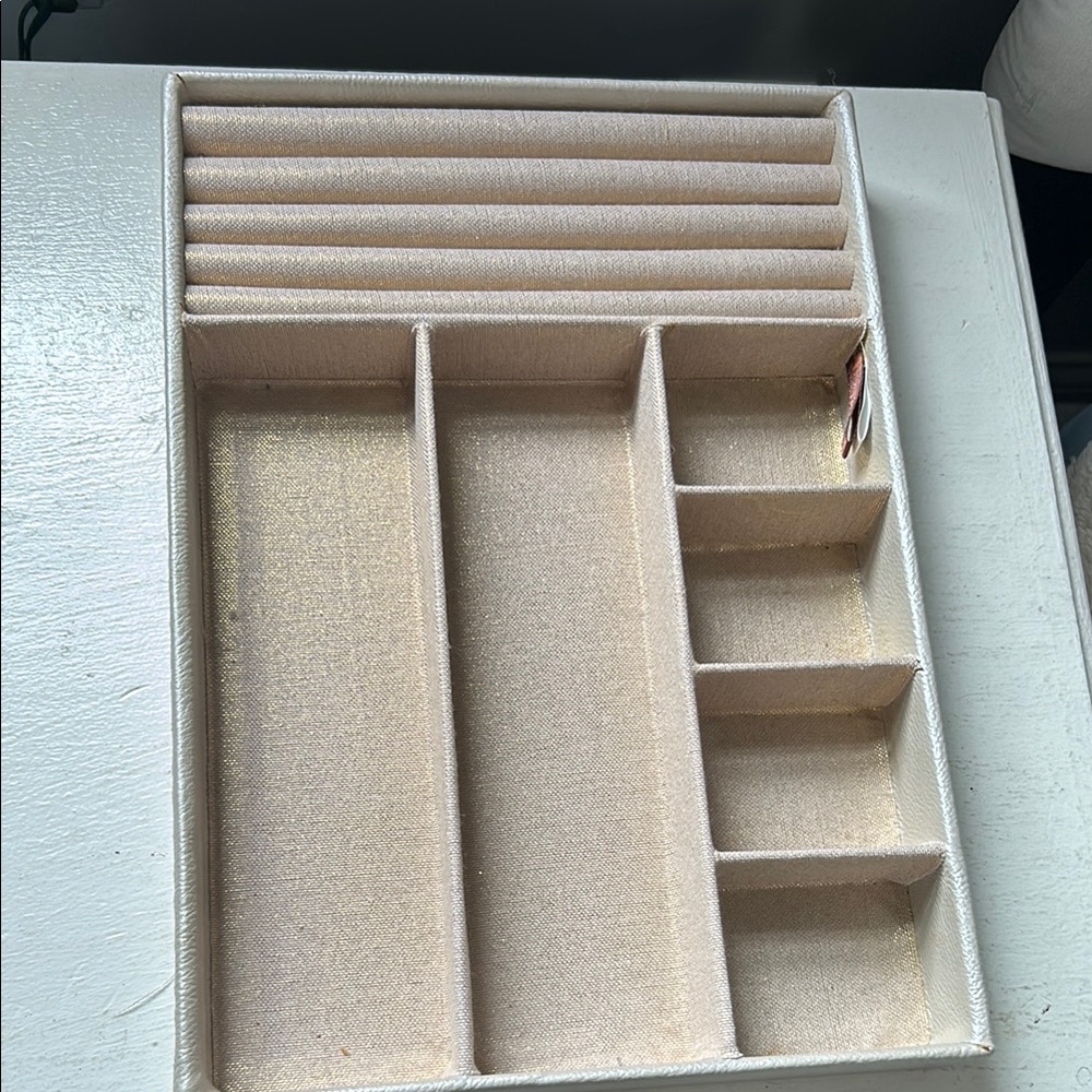 Elegant Cream Jewelry Organizer